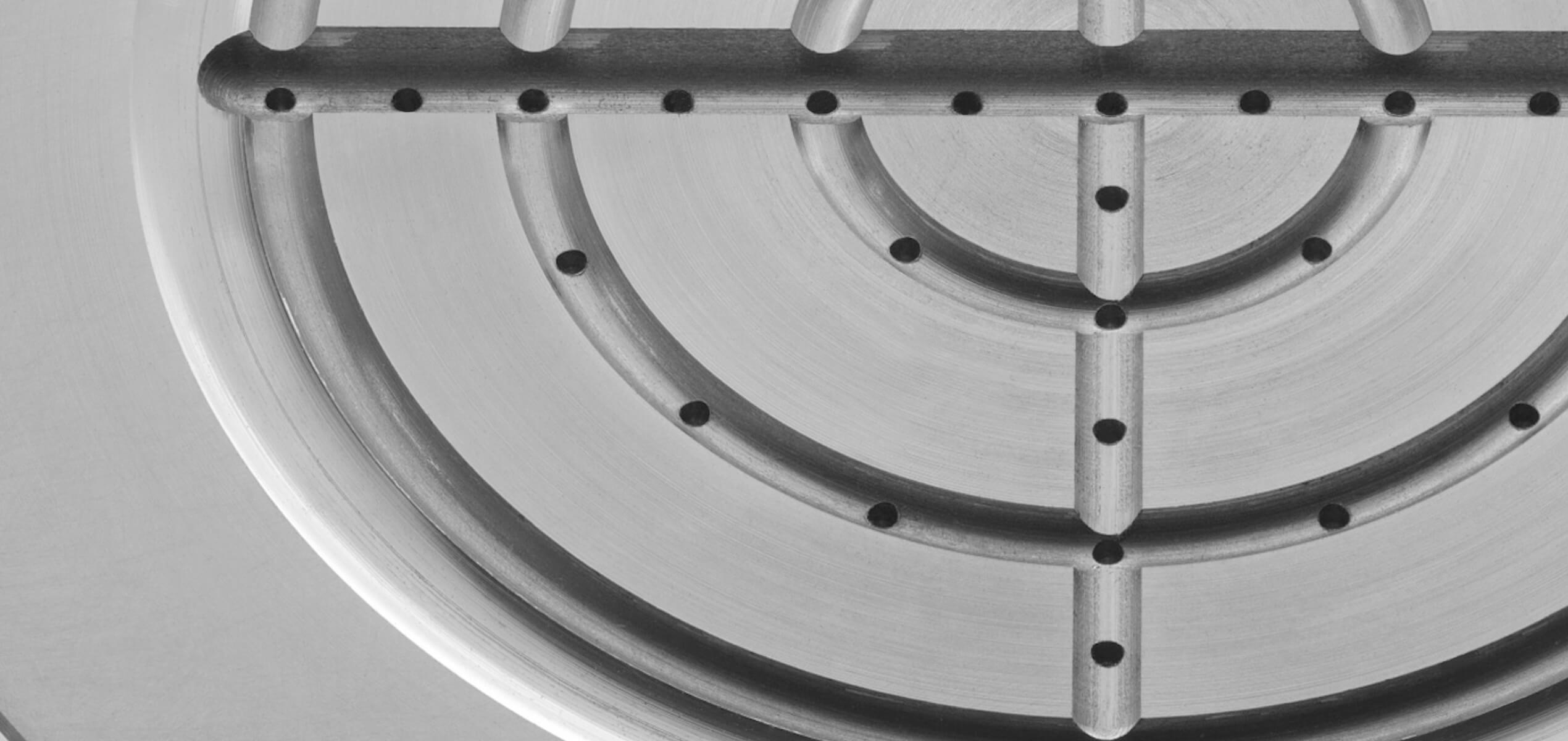 Ebenso wie die Herstellung von Präzisions&shy;drehteilen aus schwer zerspan&shy;baren Materialien verlangt SEO höchste Akkura&shy;tesse, damit sich die erhoffte Wirkung einstellt.